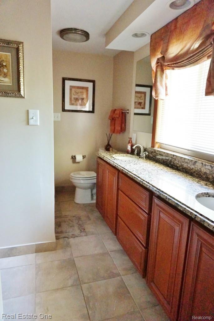 31 Shagbark Drive Rochester, MI 48309 - Photo 19 of 27 19 FULL UPPER BATHROOM.jpg