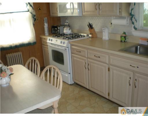 302 Poll Place Edison, NJ 08817 - Photo 3 of 10 Gallery Image 3
