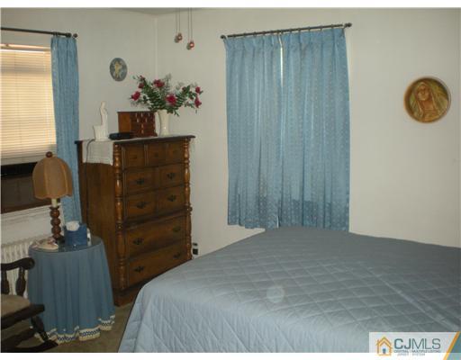 302 Poll Place Edison, NJ 08817 - Photo 4 of 10 Gallery Image 4