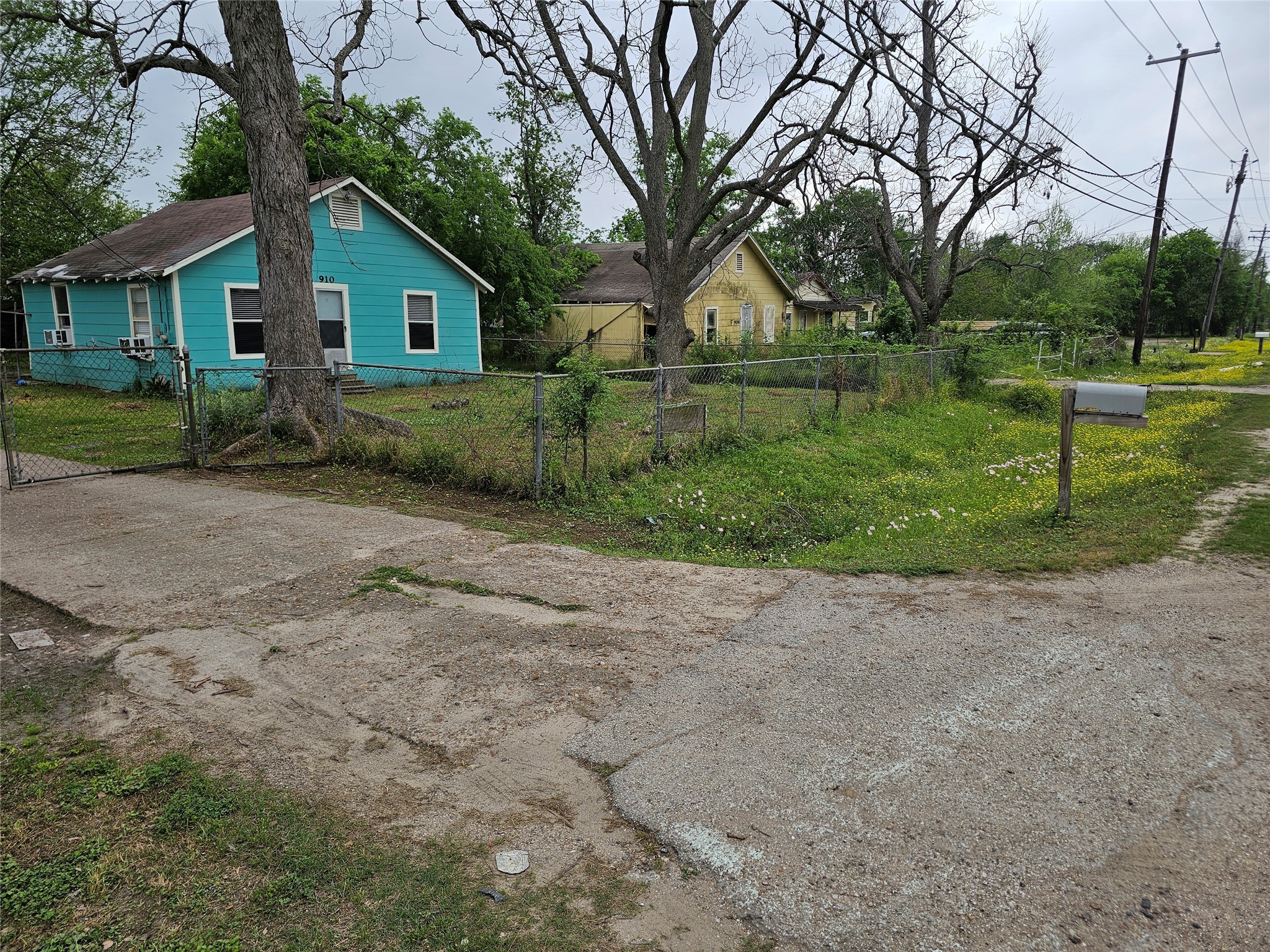 904 Hill Road Houston, TX 77037 - Photo 3 of 7