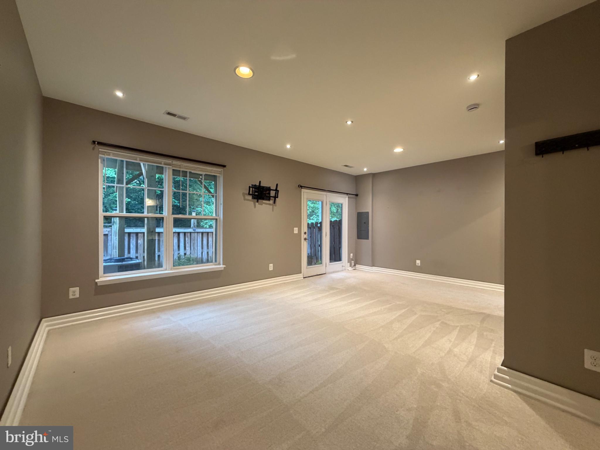 25333 Wakestone Terrace Chantilly, VA 20152 - Photo 40 of 109 Spacious room with natural light.