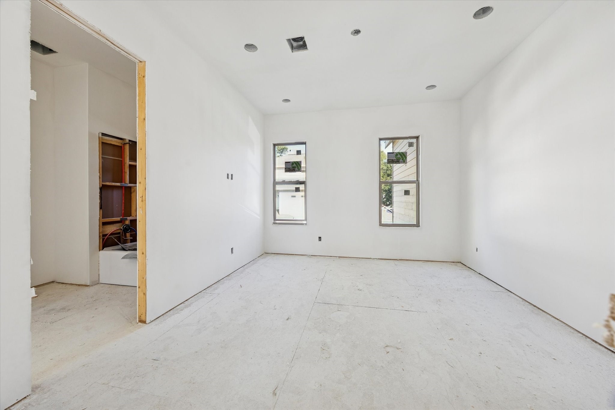 515 West 33rd Street Houston, TX 77018 - Photo 18 of 30 an empty room with windows