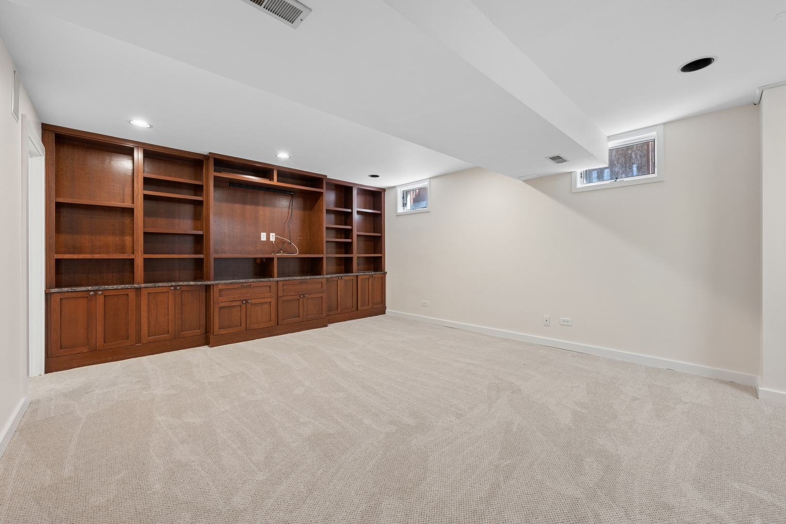 3239 North Kenmore Avenue, Unit 5 Chicago, IL 60657 - Photo 25 of 35 a view of an empty room with a cabinet