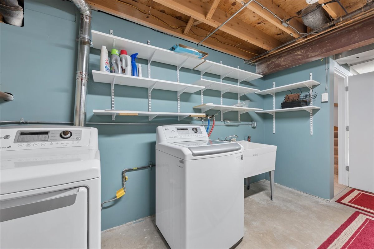 3239 North Kenmore Avenue, Unit 5 Chicago, IL 60657 - Photo 28 of 35 a utility room with dryer and washer