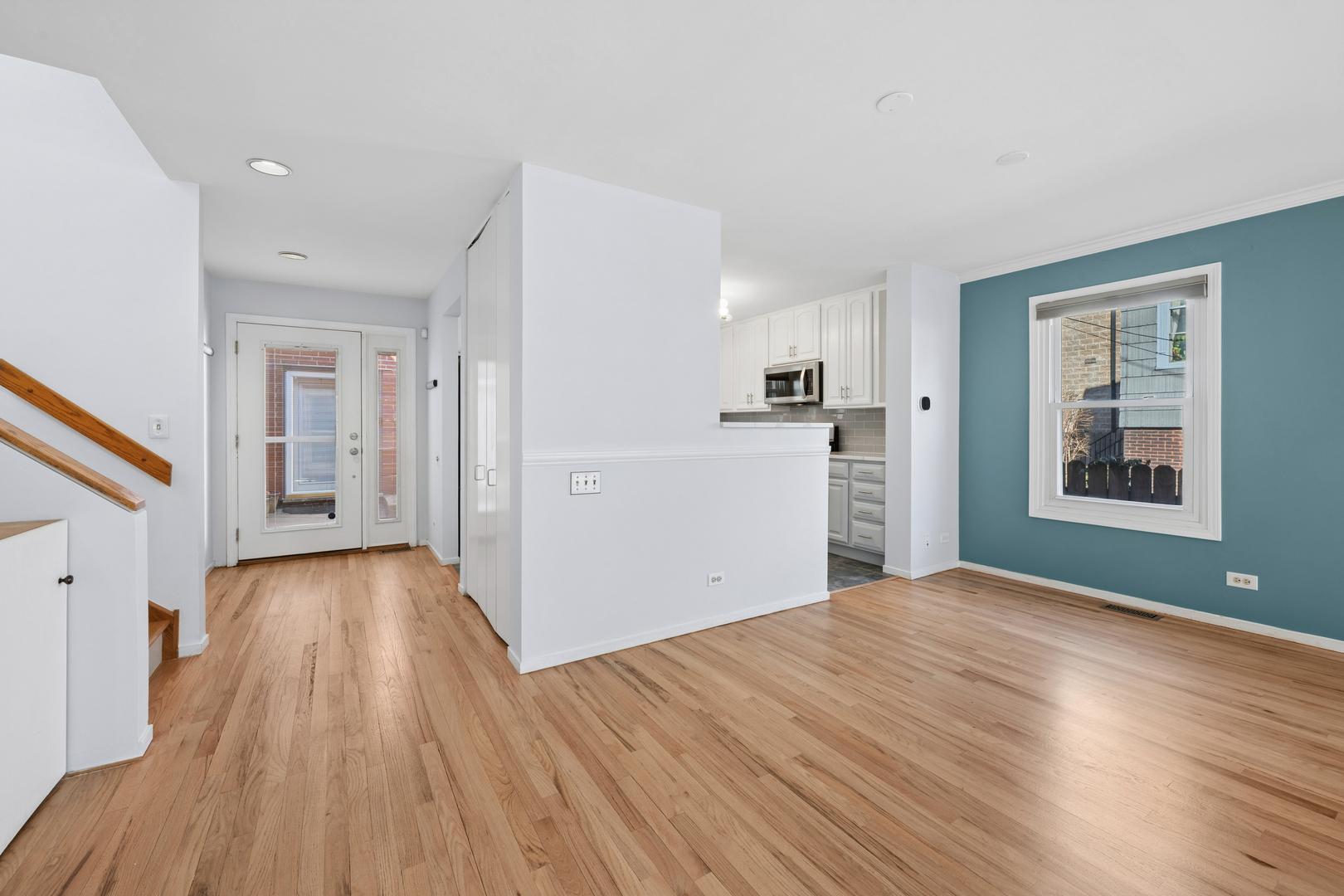 3239 North Kenmore Avenue, Unit 5 Chicago, IL 60657 - Photo 4 of 35 a view of a big room with wooden floor and windows