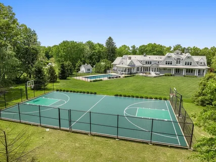 a view of a backyard