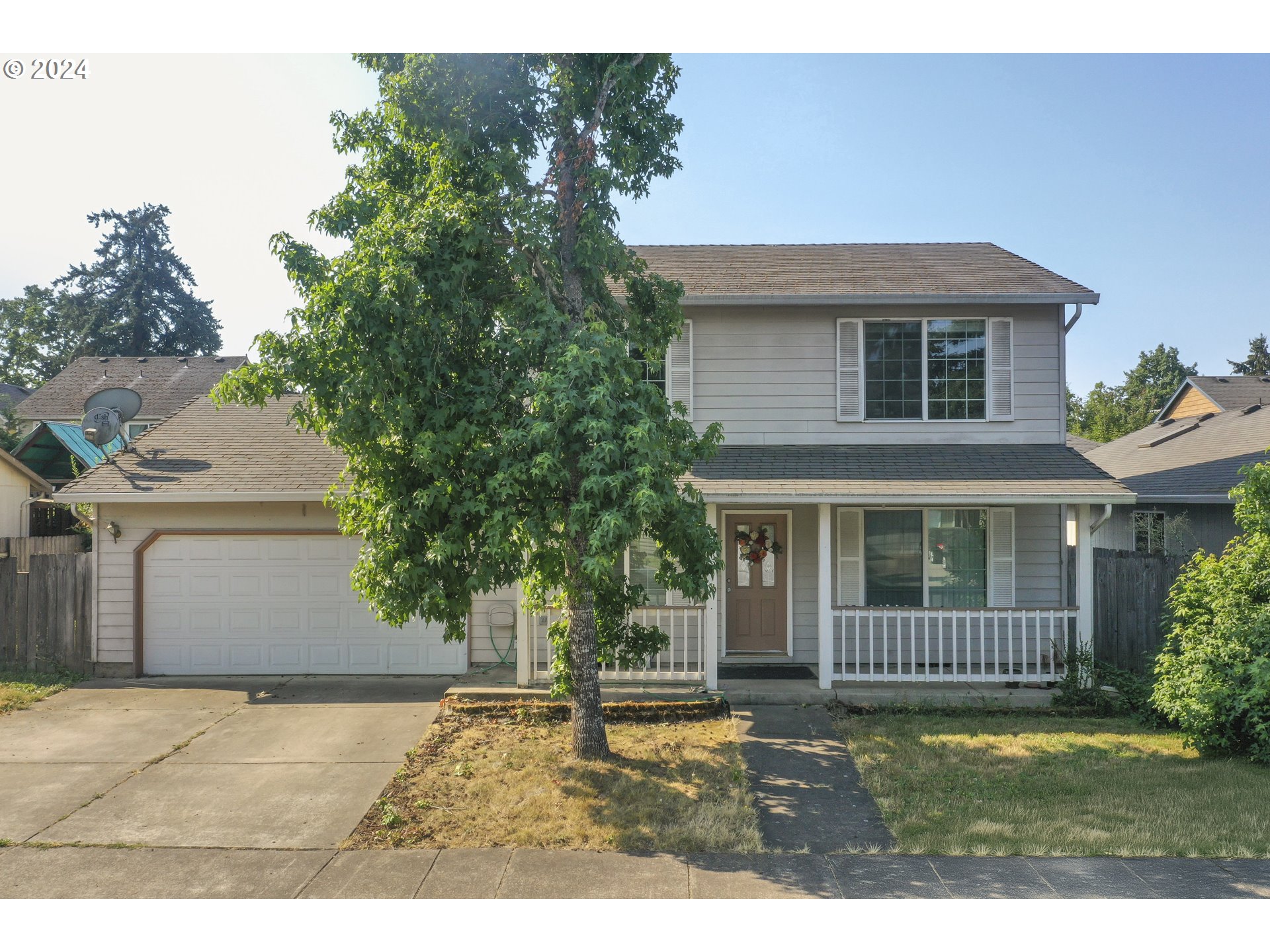 a view of front of a house with a yard