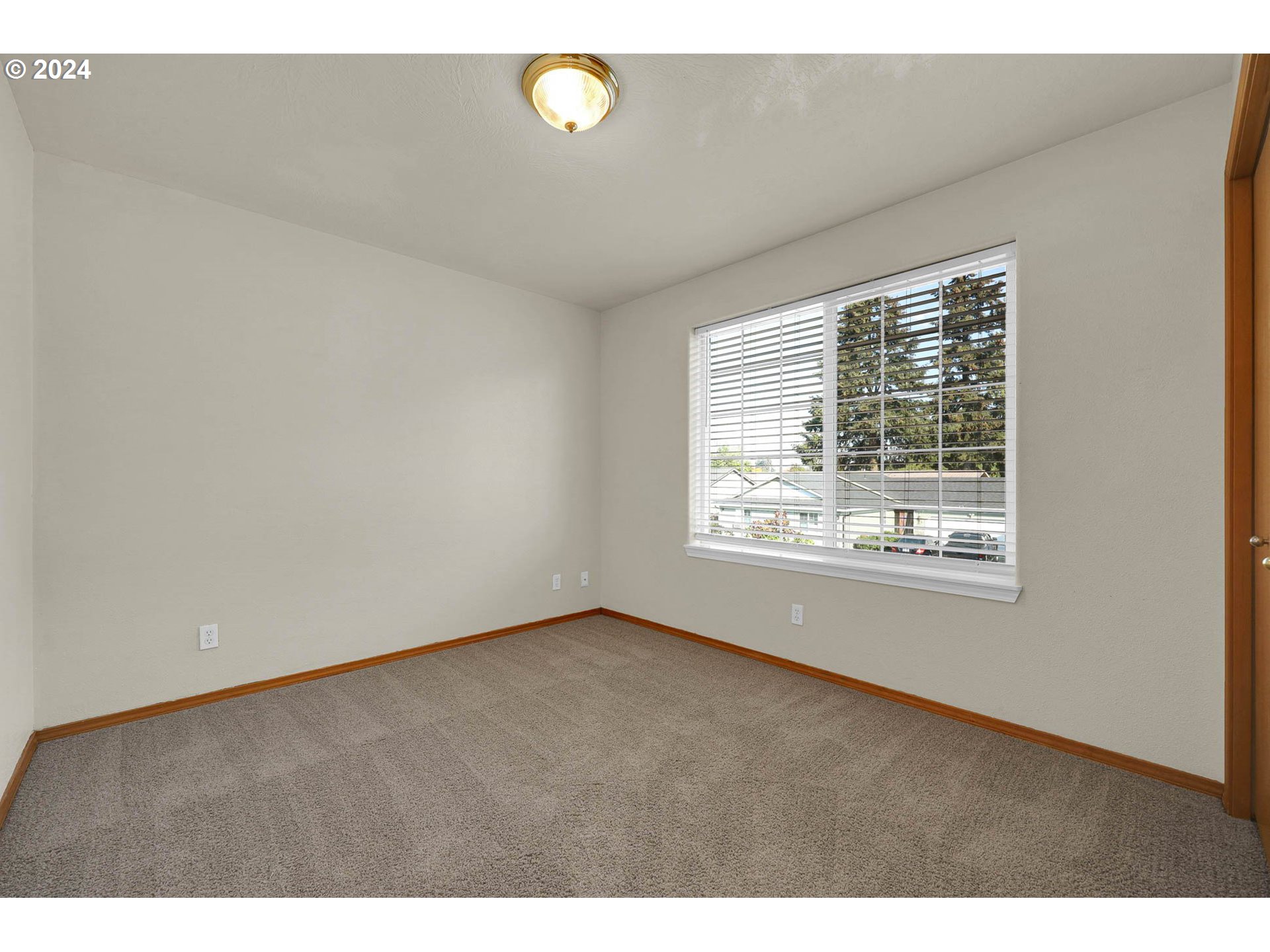 537 Nicholas Drive Springfield, OR 97477 - Photo 20 of 37 a view of an empty room with a window