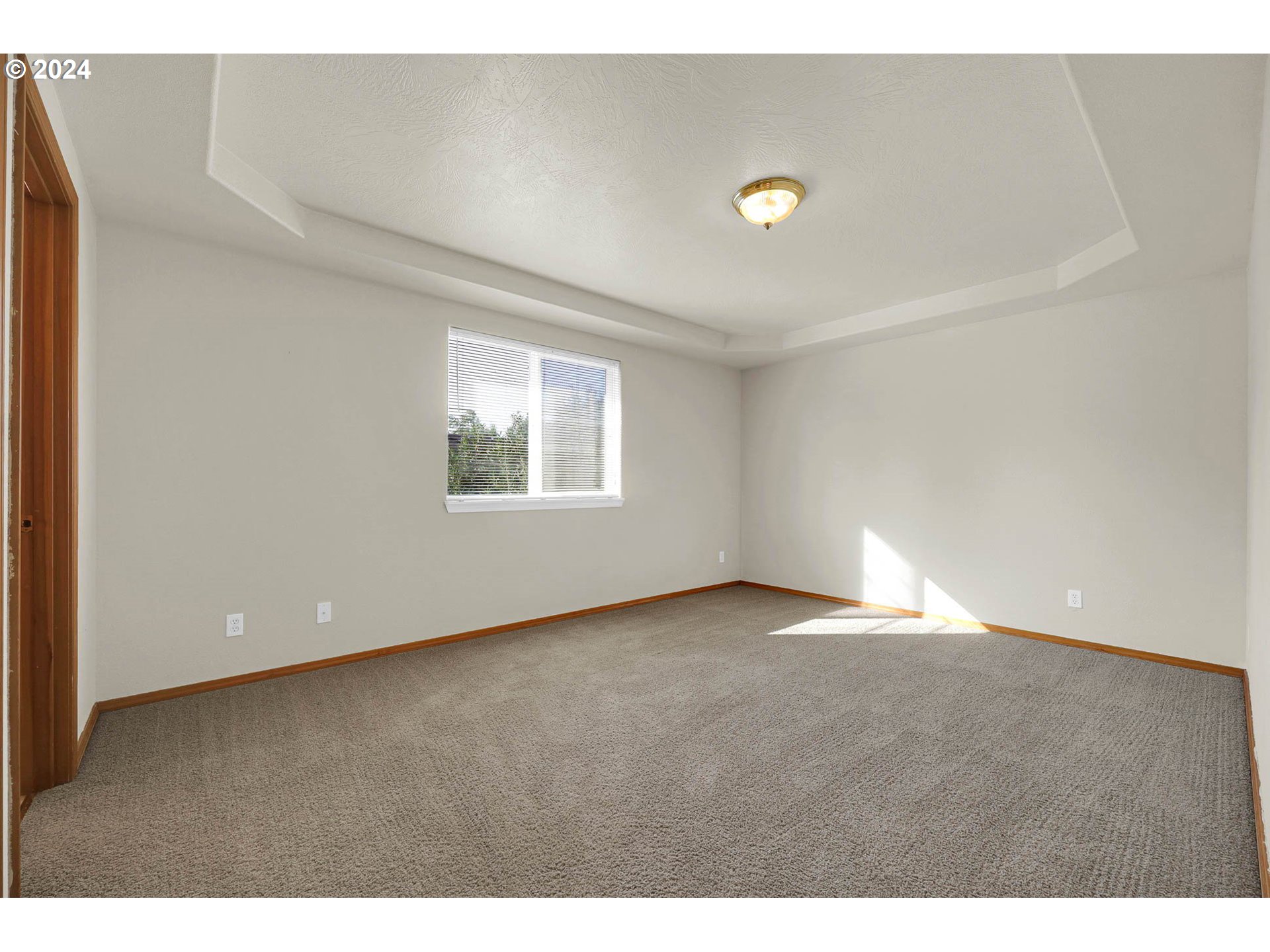 537 Nicholas Drive Springfield, OR 97477 - Photo 27 of 37 a view of an empty room with a window