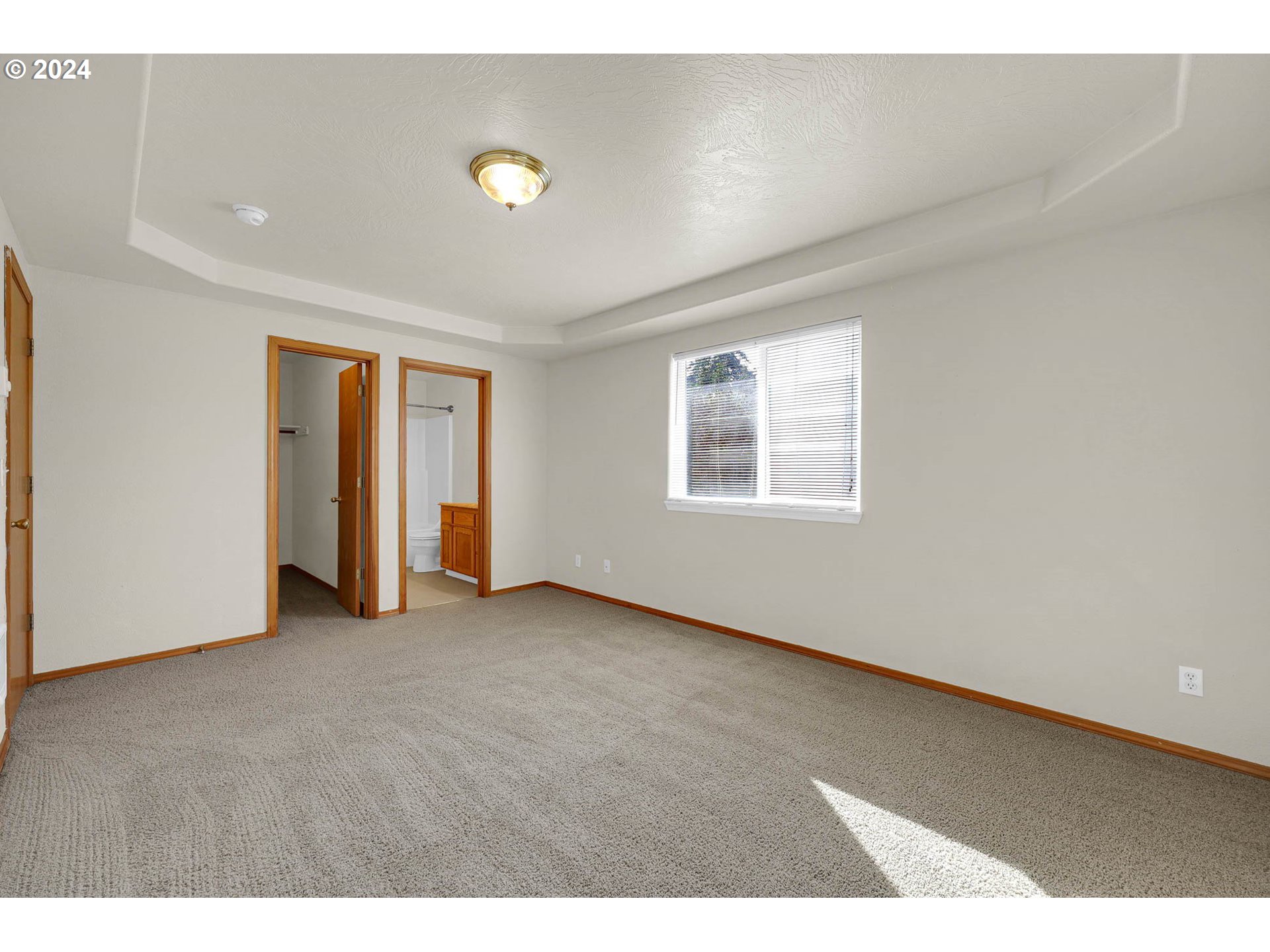 537 Nicholas Drive Springfield, OR 97477 - Photo 28 of 37 a view of an empty room with a window