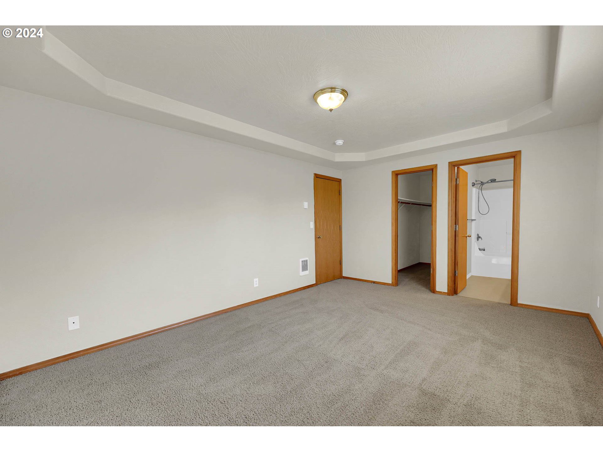 537 Nicholas Drive Springfield, OR 97477 - Photo 29 of 37 a view of an empty room with closet