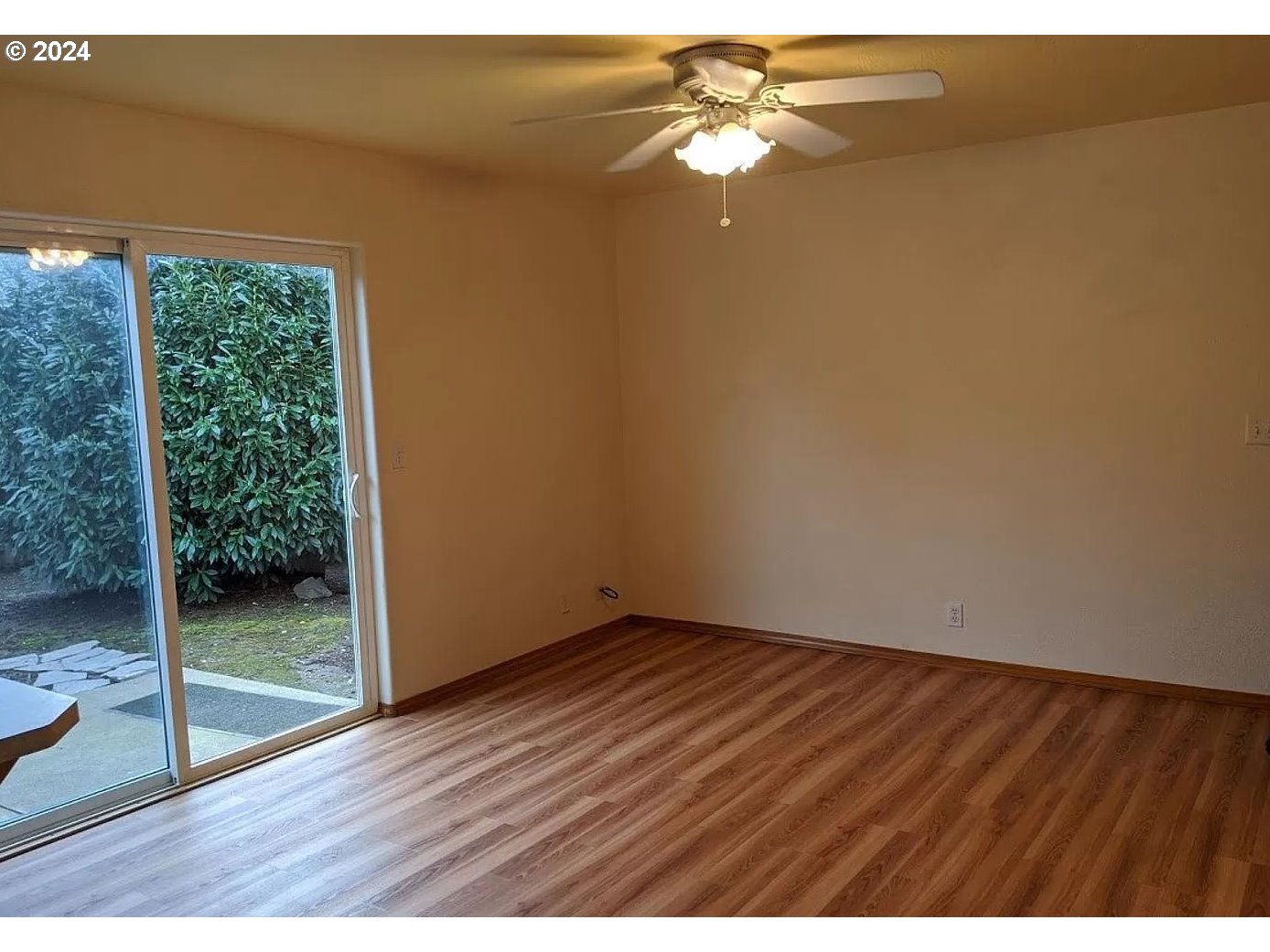 537 Nicholas Drive Springfield, OR 97477 - Photo 3 of 37 a view of an empty room and window
