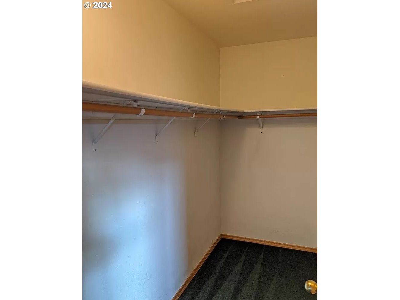 537 Nicholas Drive Springfield, OR 97477 - Photo 9 of 37 a small space with a window