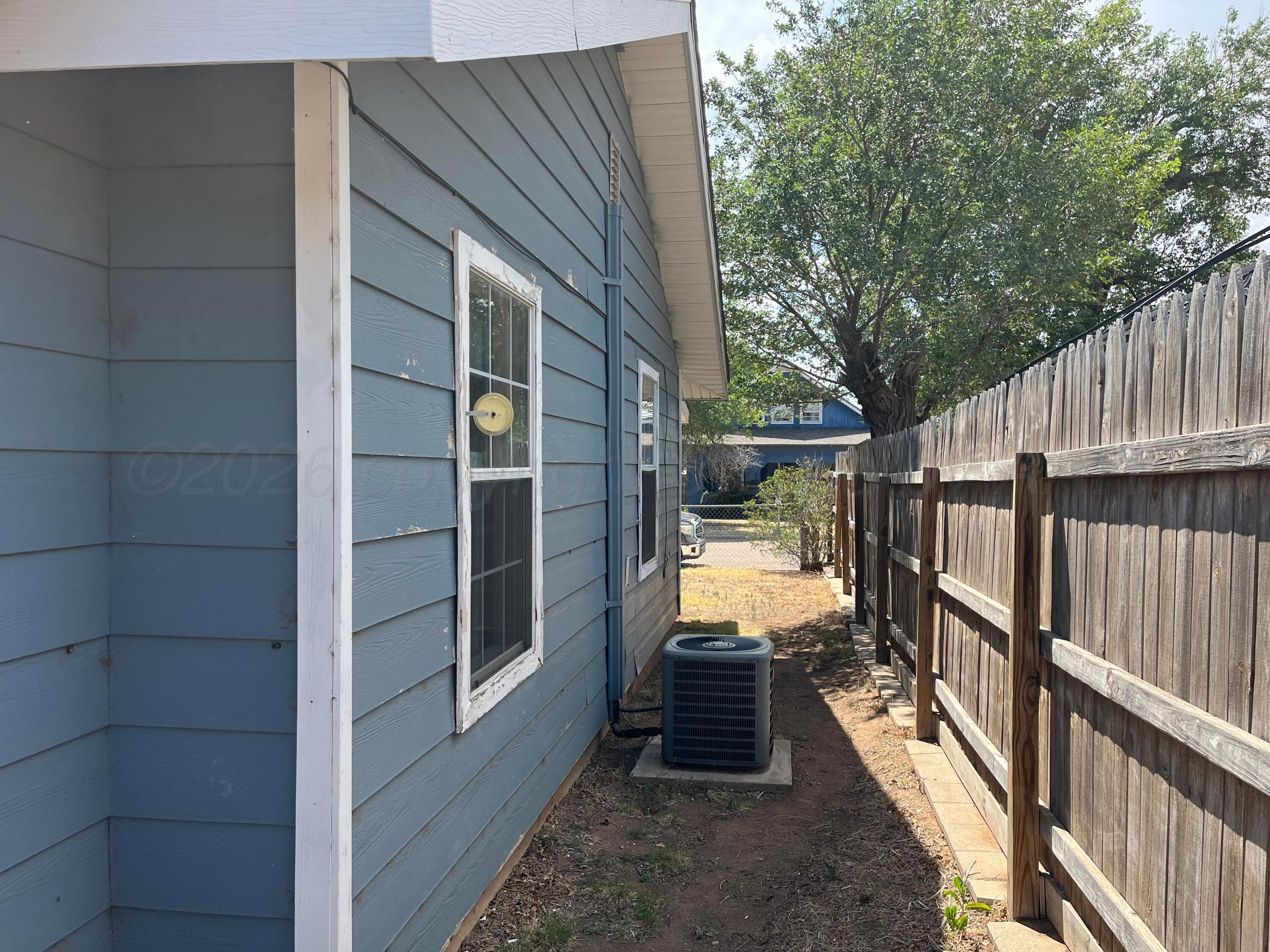 724 Coble Street Borger, TX 79007 - Photo 21 of 24 Sideview