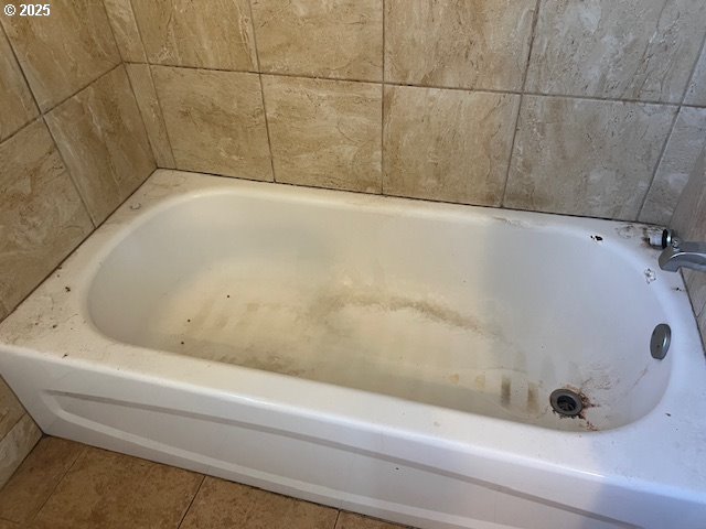 596 East 7th Street Coquille, OR 97423 - Photo 11 of 14 a bathroom with a bathtub
