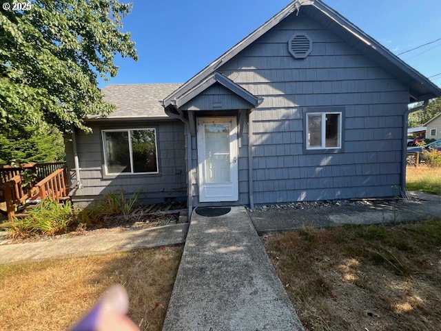596 East 7th Street Coquille, OR 97423 - Photo 3 of 14 a front view of a house with garden