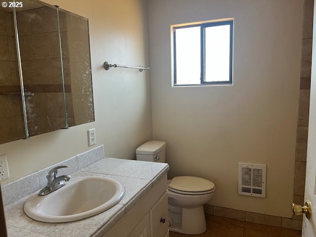 596 East 7th Street Coquille, OR 97423 - Photo 10 of 14 a bathroom with a sink a toilet and shower