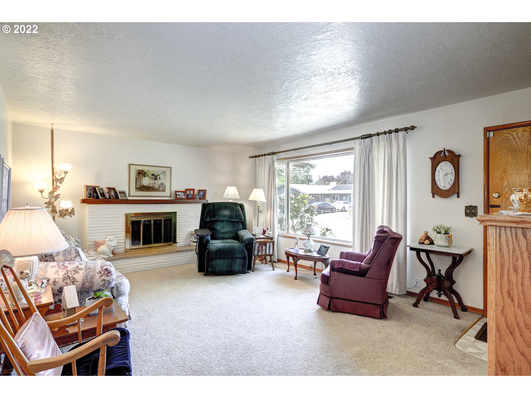 836 Northeast Donelson Road Hillsboro, OR 97124 - Photo 4 of 32 Living Room/Entrance