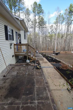 a view of a house with backyard