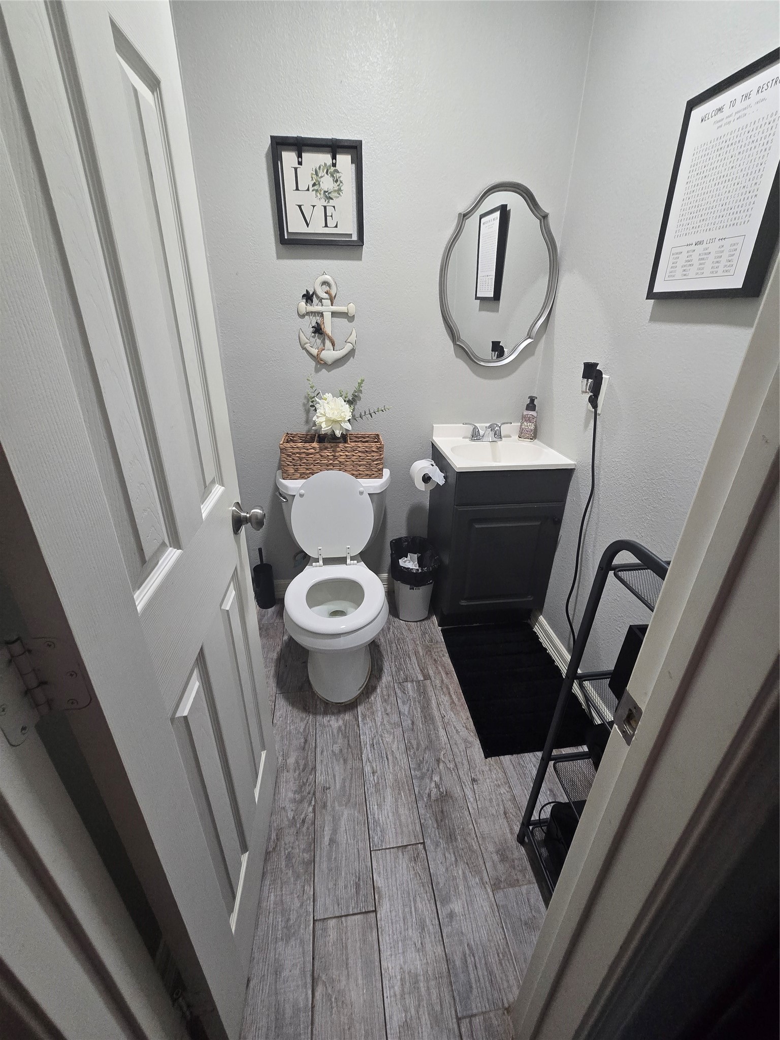315 East Janisch Road Houston, TX 77022 - Photo 5 of 25 Half bath