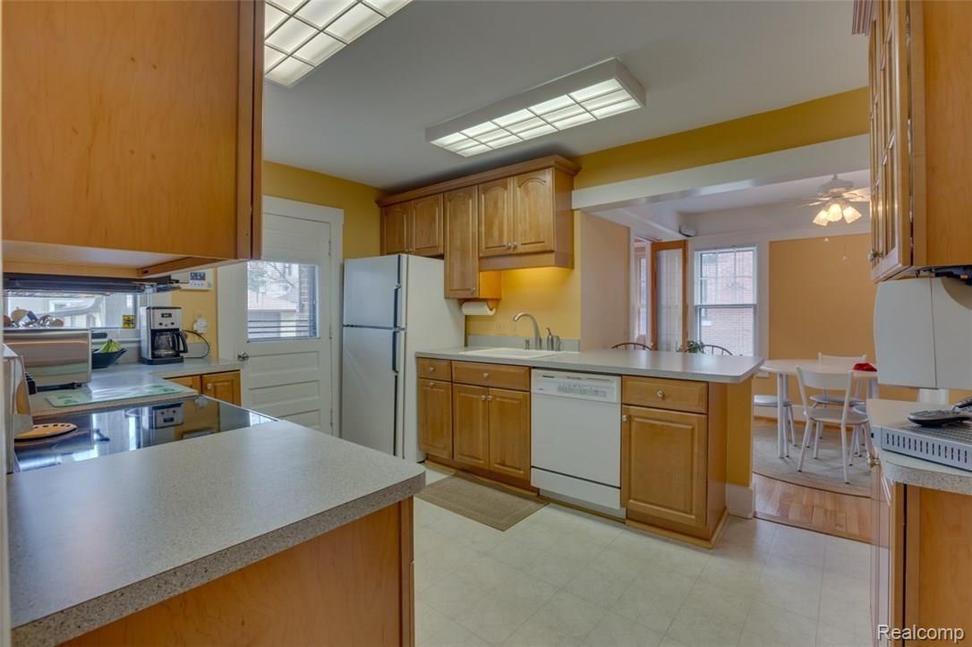 1622 Crooks Road Royal Oak, MI 48067 - Photo 11 of 47 Kitchen