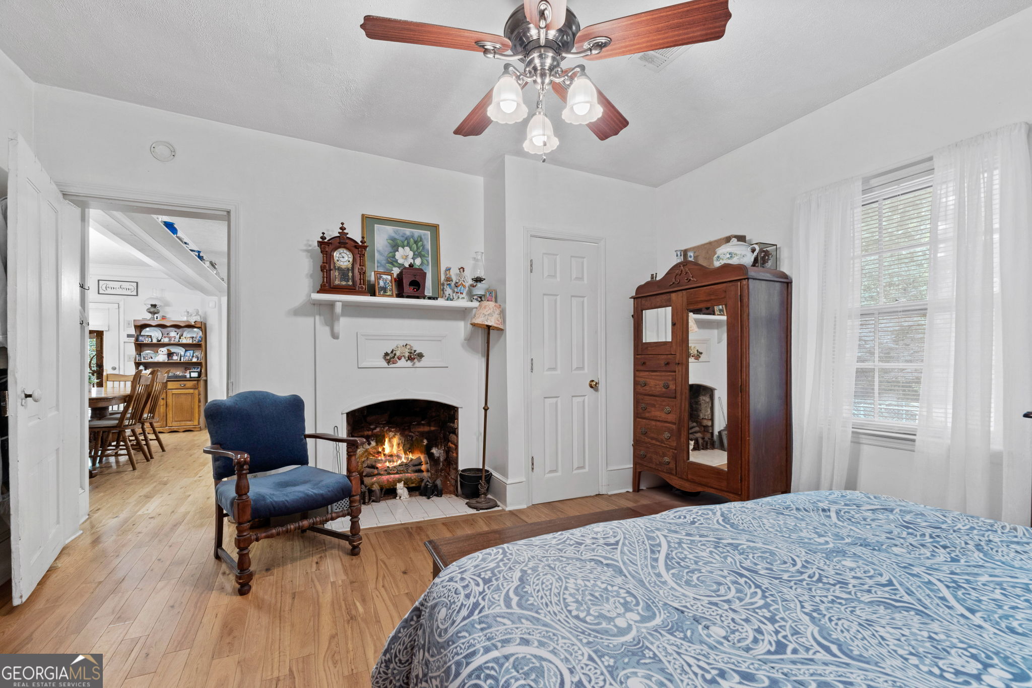 2037 Jeff Davis Road Thomaston, GA 30286 - Photo 15 of 60 a living room with furniture and a fireplace