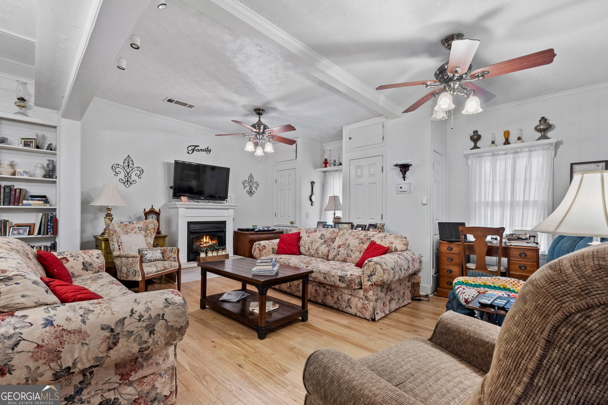 2037 Jeff Davis Road Thomaston, GA 30286 - Photo 10 of 60 a living room with furniture and a flat screen tv