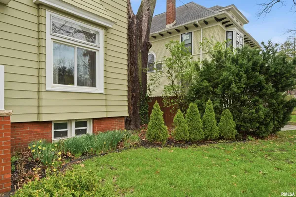 $250,000 | 1637 West Moss Avenue, Peoria, IL 61606