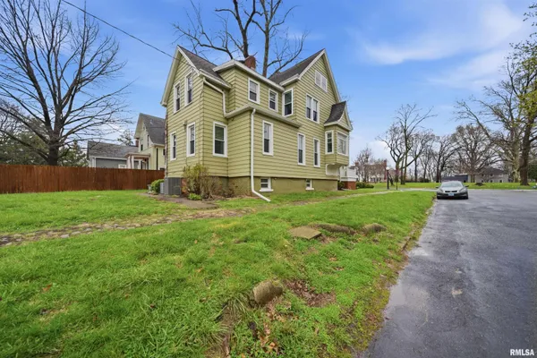 $250,000 | 1637 West Moss Avenue, Peoria, IL 61606
