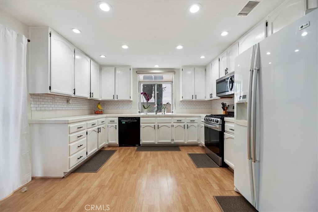 19971 Westerly Drive Riverside, CA 92508 - Photo 15 of 41 Kitchen