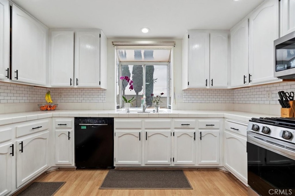 19971 Westerly Drive Riverside, CA 92508 - Photo 16 of 41 Kitchen