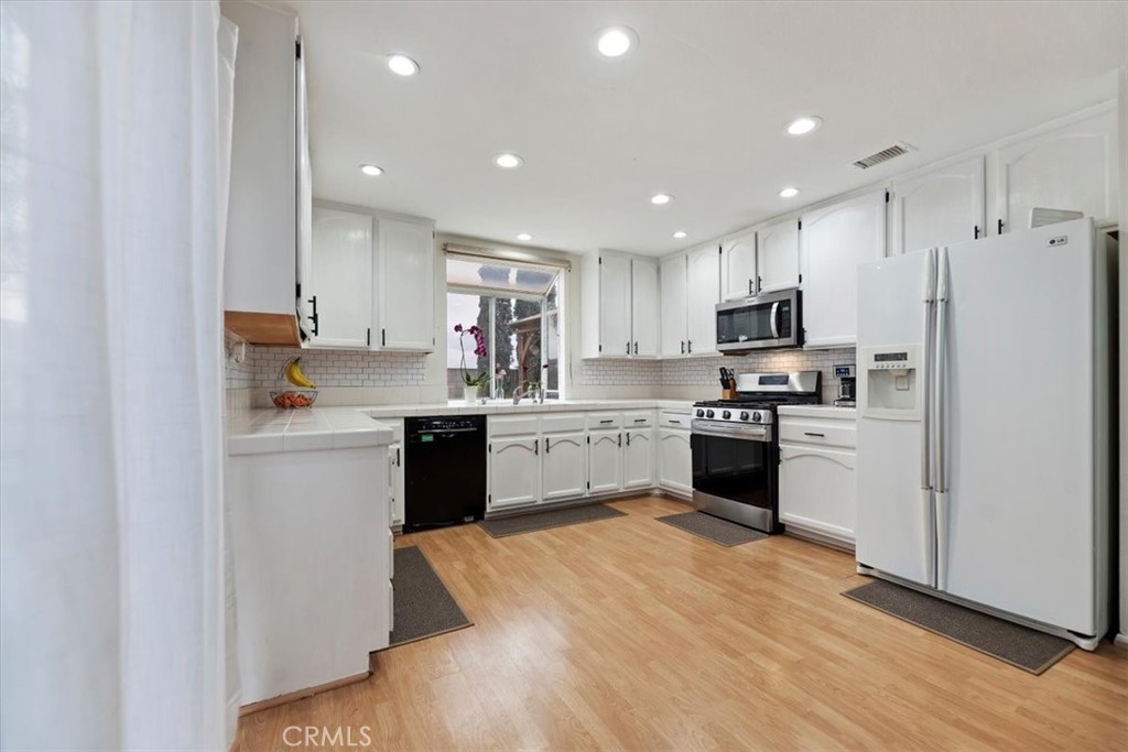 19971 Westerly Drive Riverside, CA 92508 - Photo 17 of 41 Kitchen