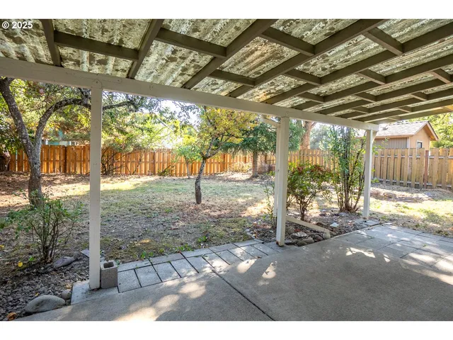 a view of a backyard