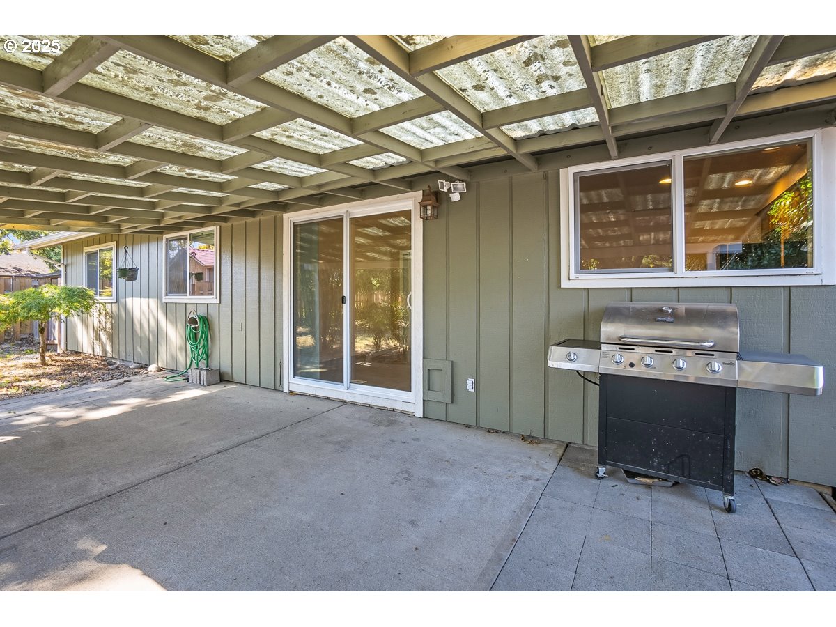3247 Southeast Hathaway Drive Corvallis, OR 97333 - Photo 28 of 28 a view of a porch with a table and chairs