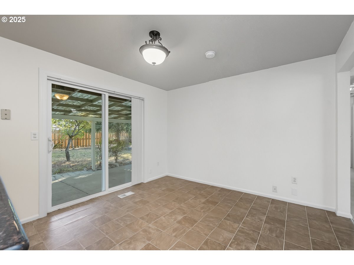 3247 Southeast Hathaway Drive Corvallis, OR 97333 - Photo 10 of 28 a view of an empty room and window