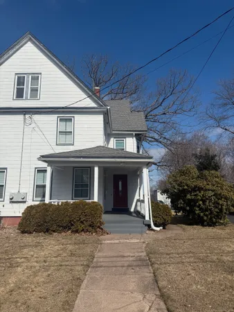 $2,050 | 63 Ridge Street, Manchester, CT 06040