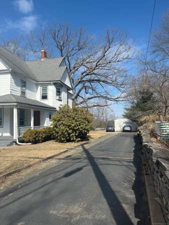 $2,050 | 63 Ridge Street, Manchester, CT 06040
