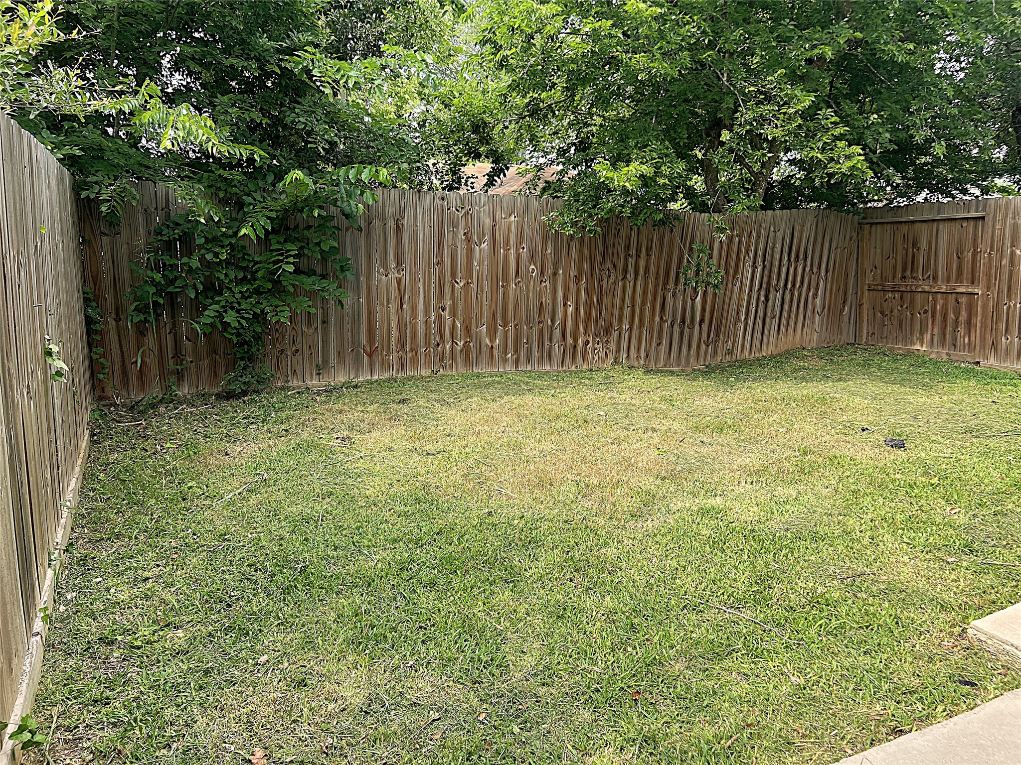 5779 Belarbor Street, Unit A Houston, TX 77033 - Photo 26 of 27 a view of outdoor space and yard