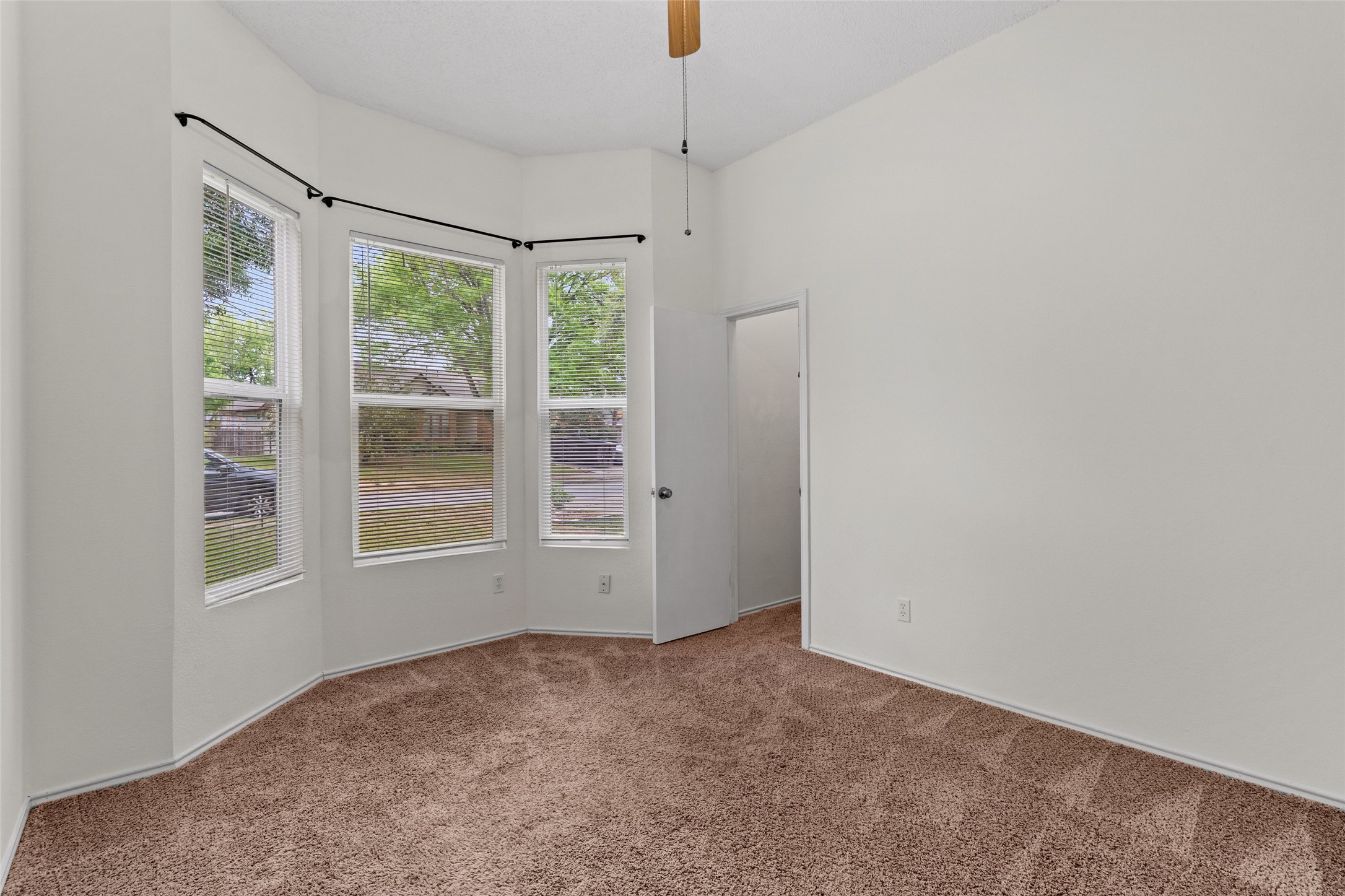 14818 Yellowleaf Trail Austin, TX 78728 - Photo 17 of 40 an empty room with windows and closet