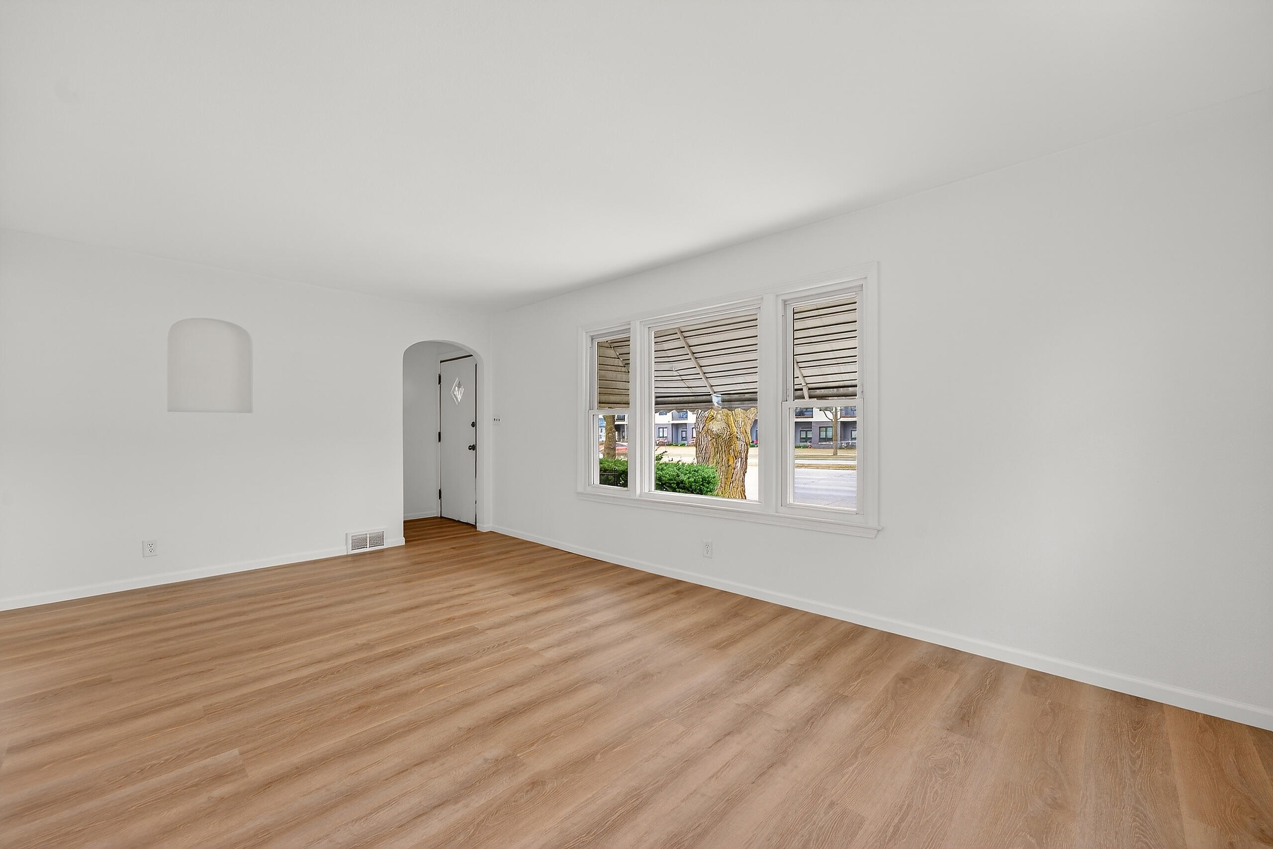 6726 West Silver Spring Drive Milwaukee, WI 53218 - Photo 4 of 46 Living Room