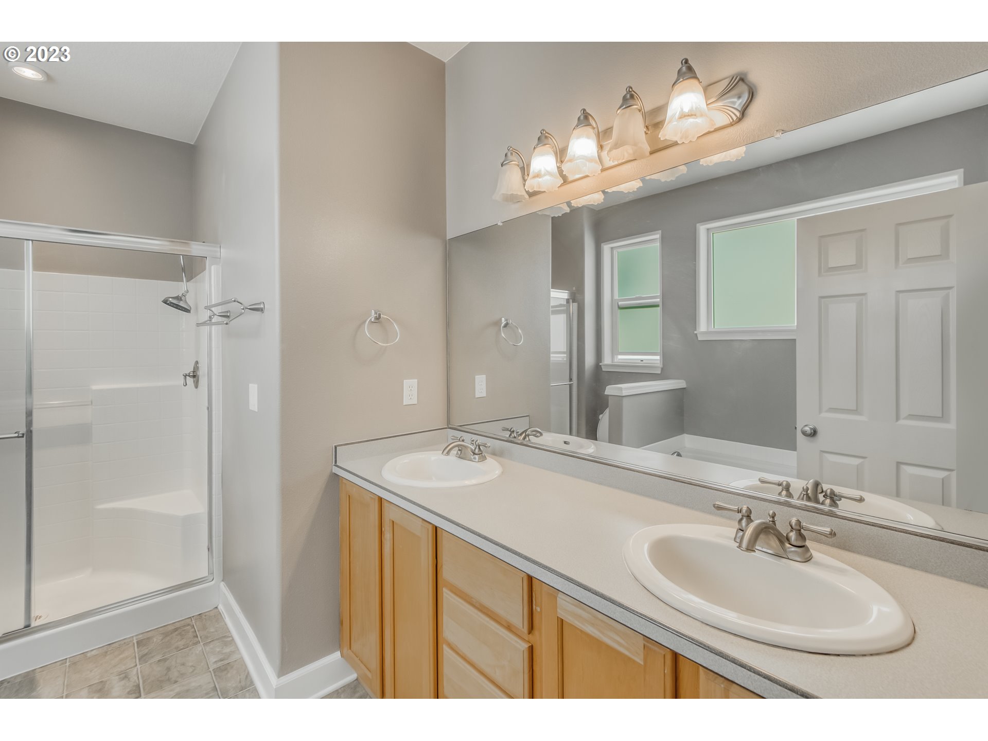 13596 Southwest Mapleview Lane Tigard, OR 97224 - Photo 12 of 28 Gallery Image 12