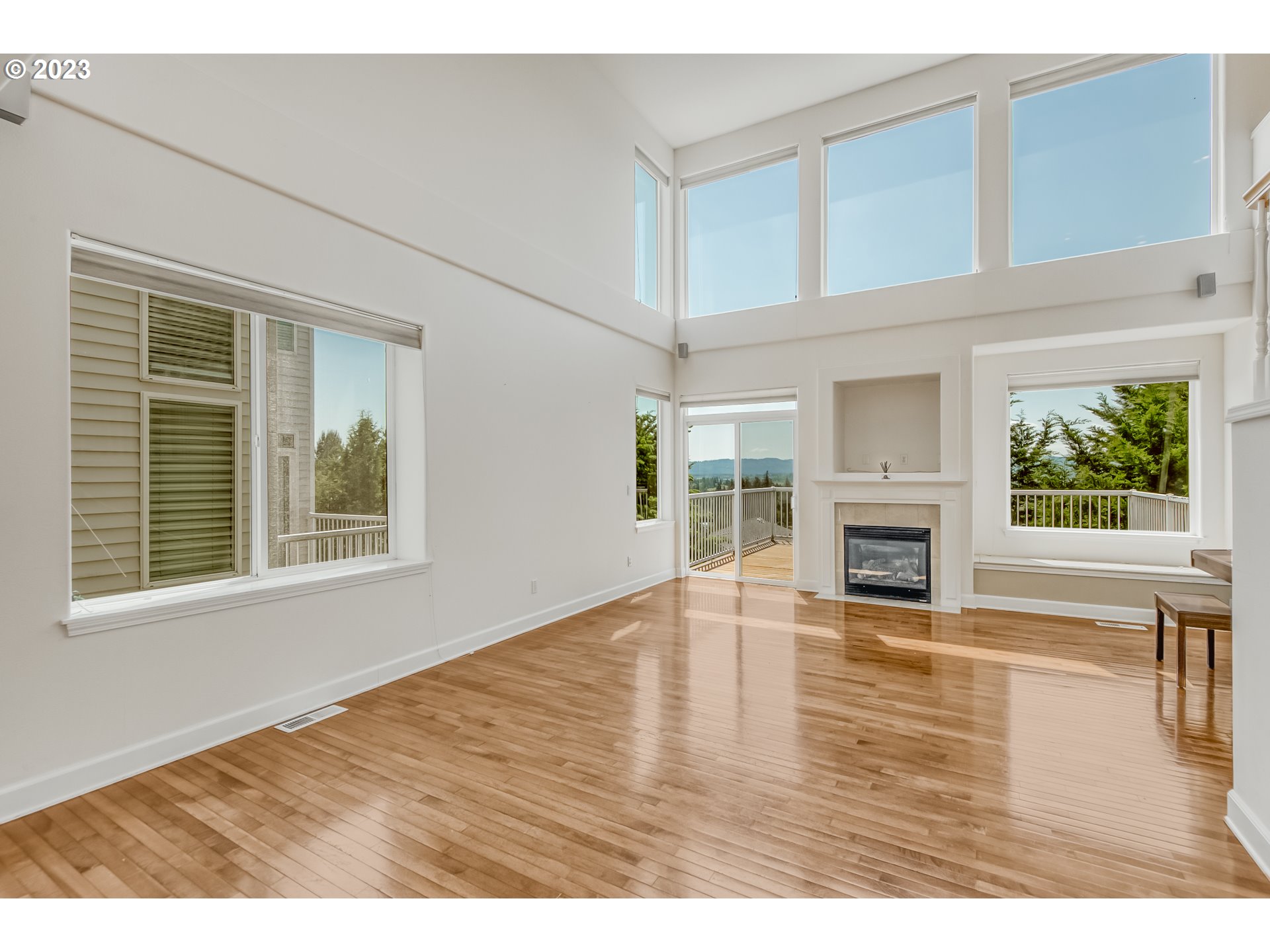 13596 Southwest Mapleview Lane Tigard, OR 97224 - Photo 5 of 28 Gallery Image 5