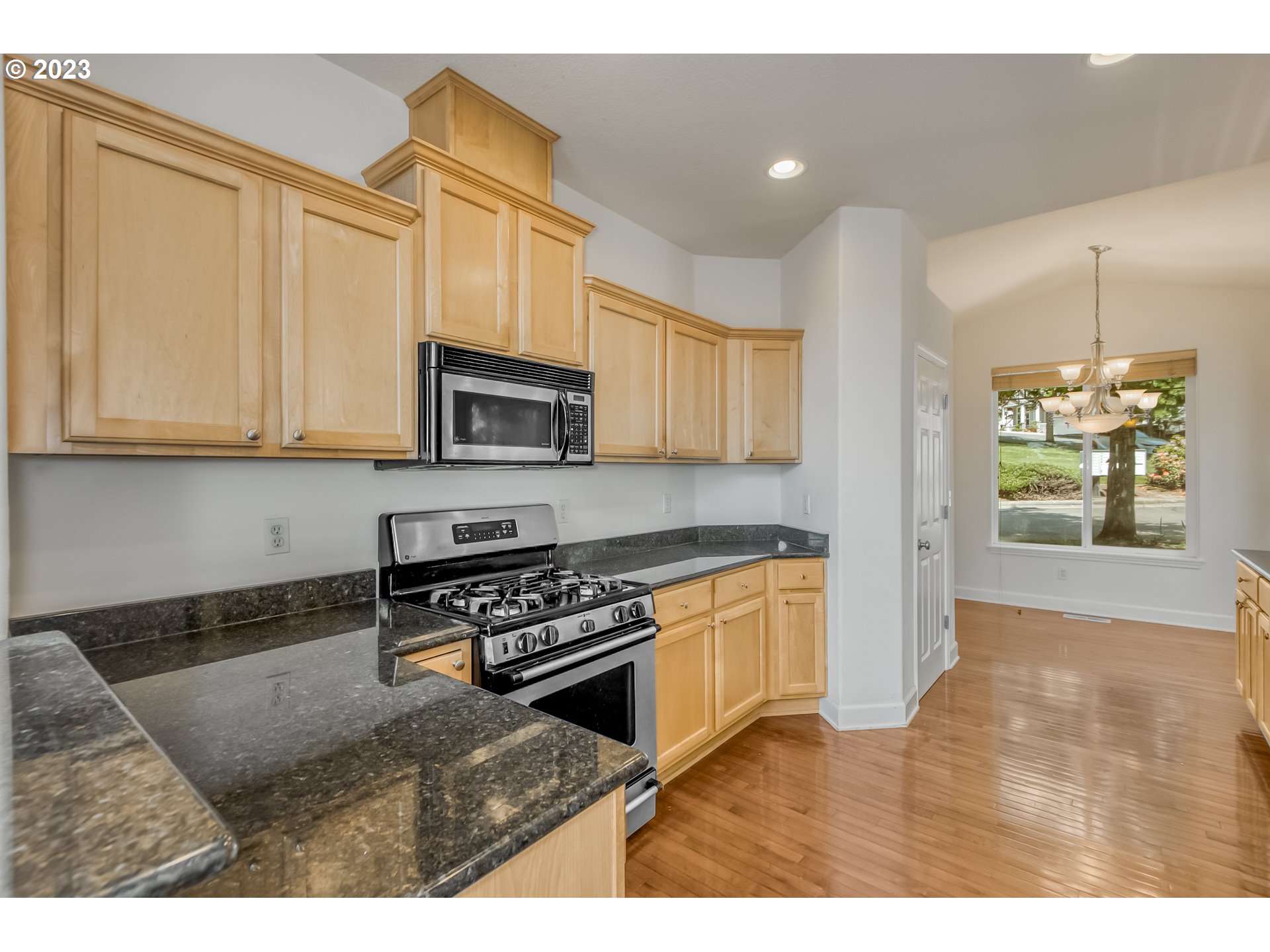 13596 Southwest Mapleview Lane Tigard, OR 97224 - Photo 6 of 28 Gallery Image 6