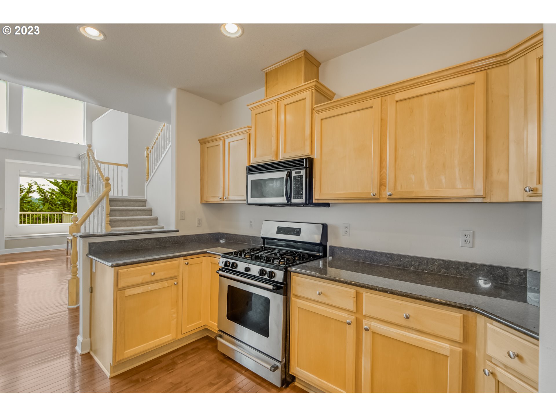 13596 Southwest Mapleview Lane Tigard, OR 97224 - Photo 7 of 28 Gallery Image 7