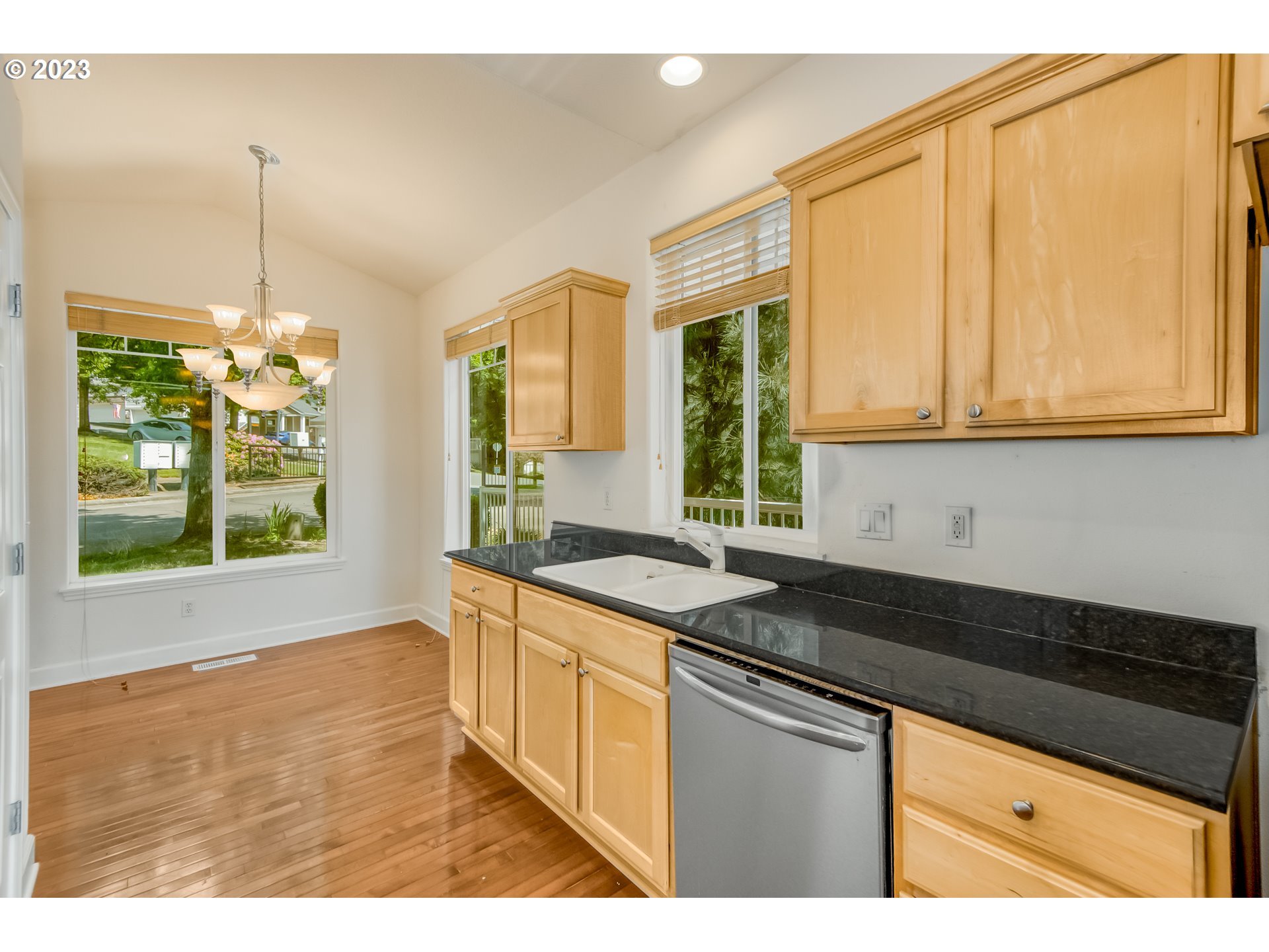 13596 Southwest Mapleview Lane Tigard, OR 97224 - Photo 8 of 28 Gallery Image 8