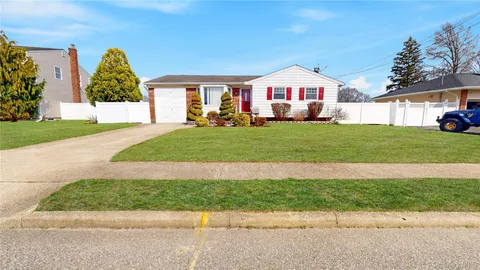 $675,000 | 15 Lisa Drive, Deer Park, NY 11729