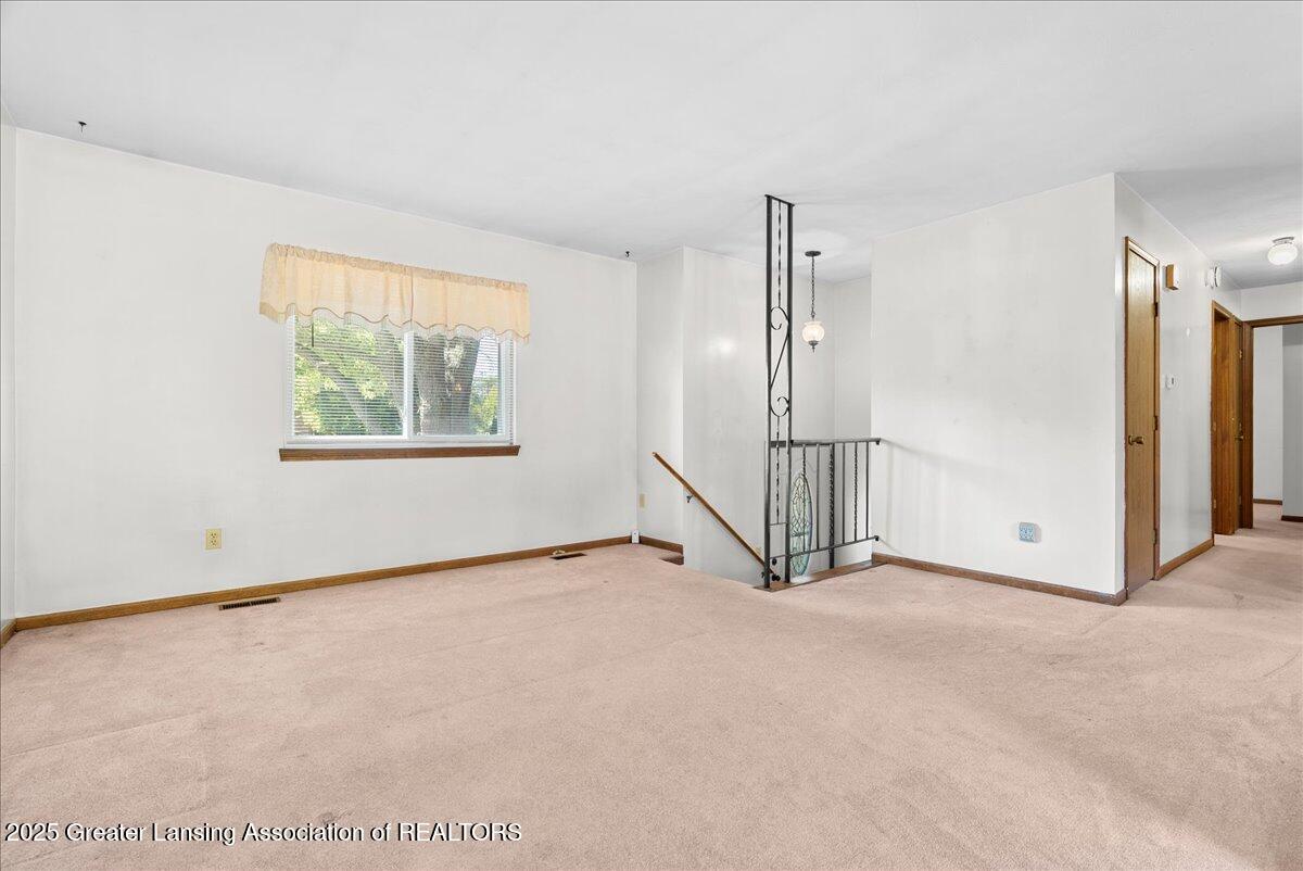 2656 Gilbert Road Lansing, MI 48911 - Photo 5 of 32 08-Media Jett - 12