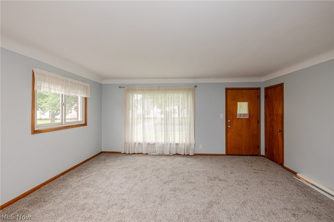 5670 Cherokee Road Cleveland, OH 44124 - Photo 4 of 37