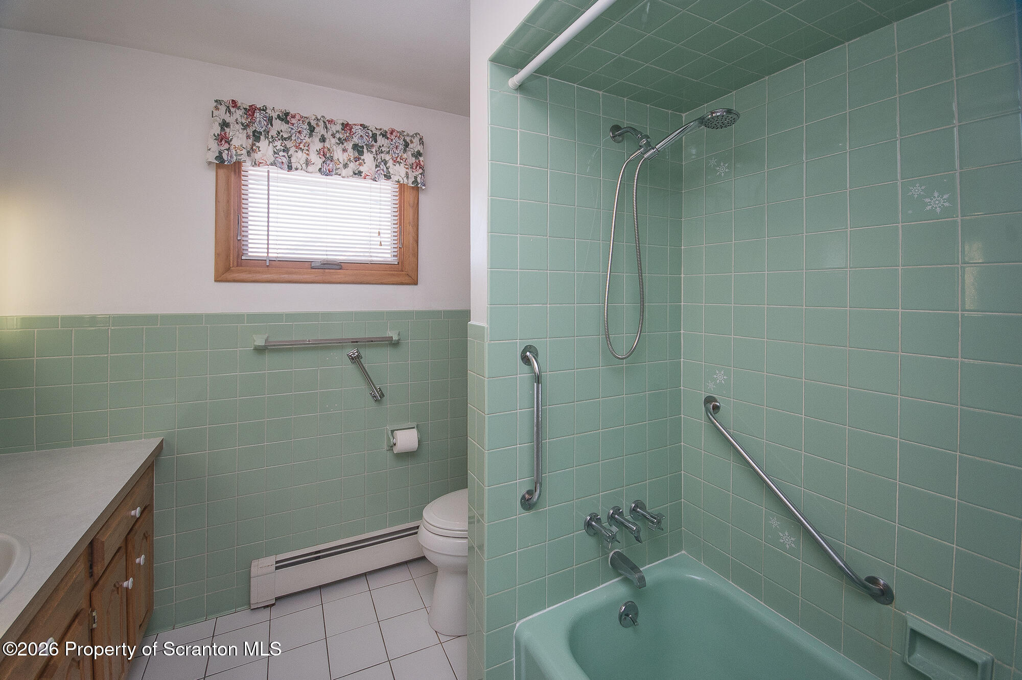 606 Warner Street Scranton, PA 18505 - Photo 35 of 43 Full Bathroom