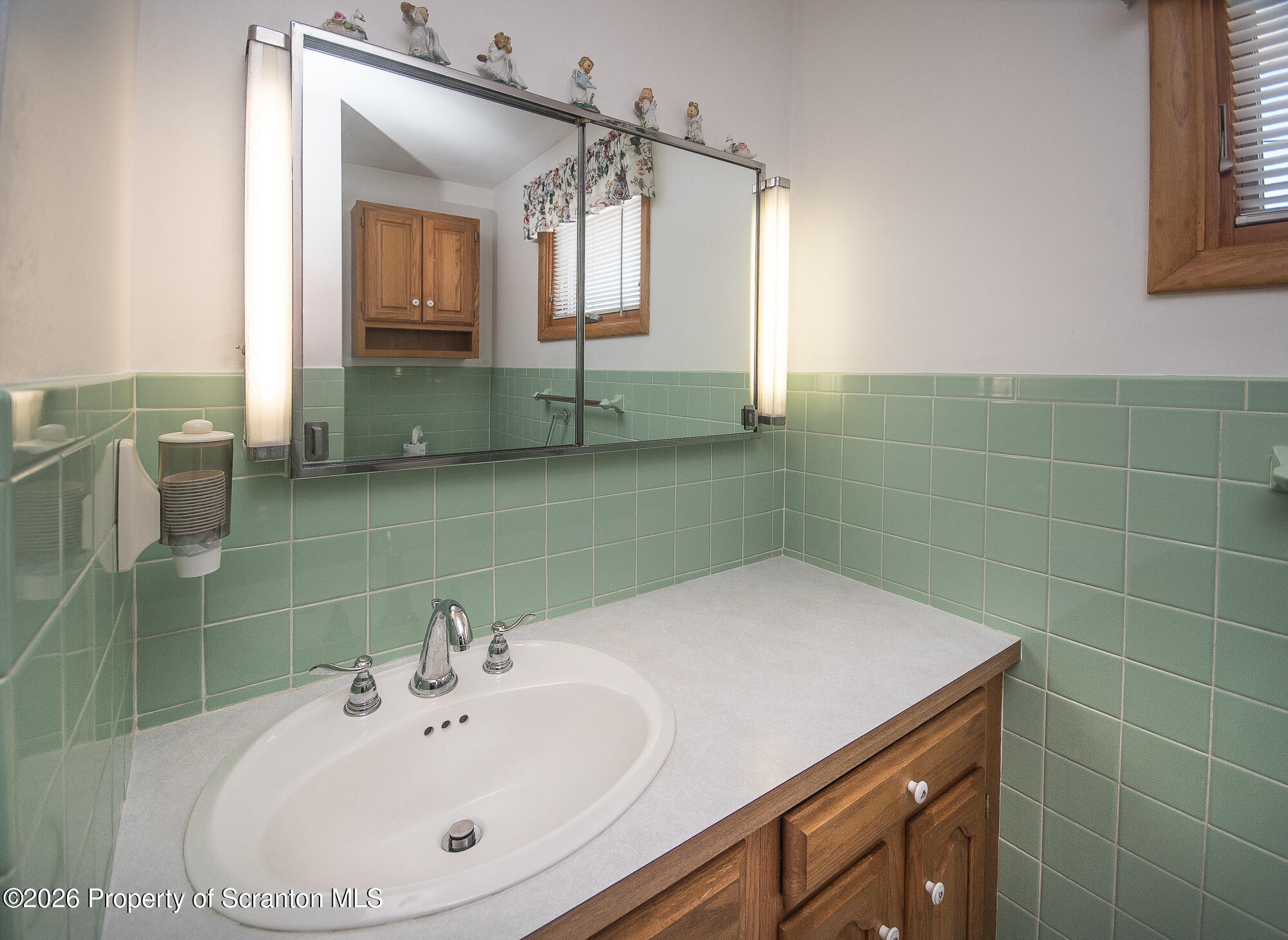 606 Warner Street Scranton, PA 18505 - Photo 36 of 43 Full Bathroom